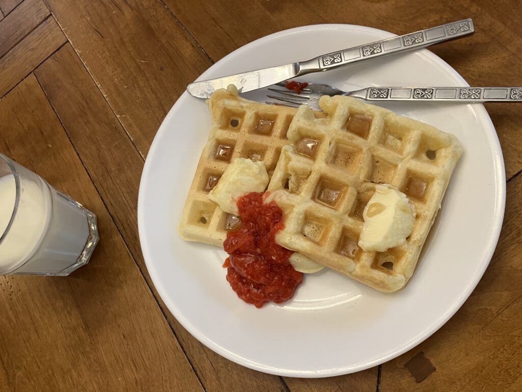 日曜日の朝ごはんはワッフル